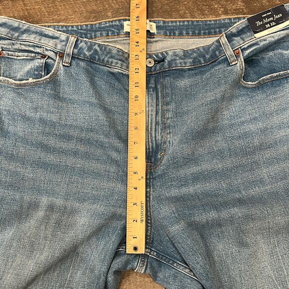 NWT Abercrombie & Fitch Women's Curve Love High Rise The Mom Jean Size 36x32 - Picture 6 of 10